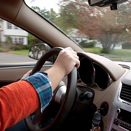 Autoinnenraum mit Lenkrad und Armaturenbrett Autoinnenraum mit Lenkrad und Armaturenbrett